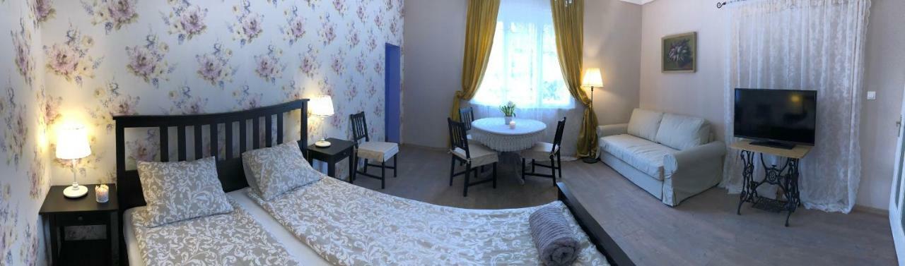 Tulipan Villa Panzio Сольнок Экстерьер фото